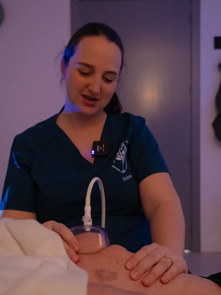Fátima Maldonado tratando a una paciente en su clínica de fisioterapia de Córdoba