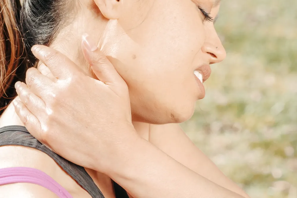 mujer camina suavemente fibromialgia sin dolor