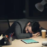 persona agotada en cama sin poder dormir insomnio